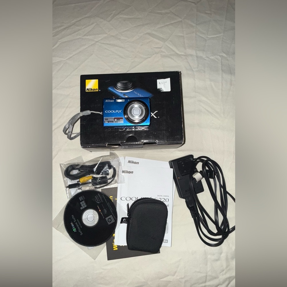 Nikon Coolpix S220 in Blue with Accessories